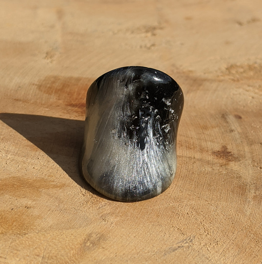 Bague en résine dégradée noire, blanche et argentée