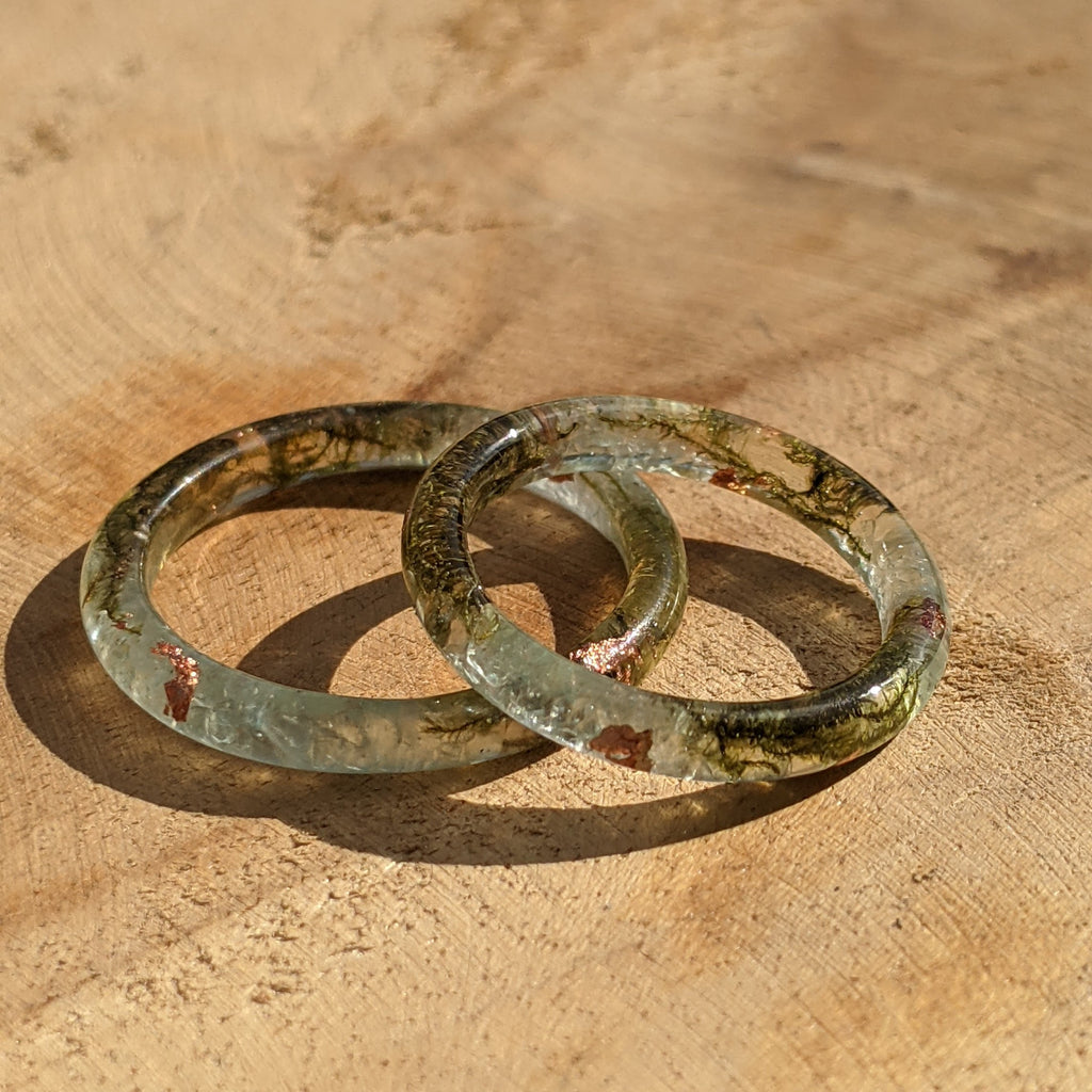 Bague fine en résine avec mousse et topaze bleue