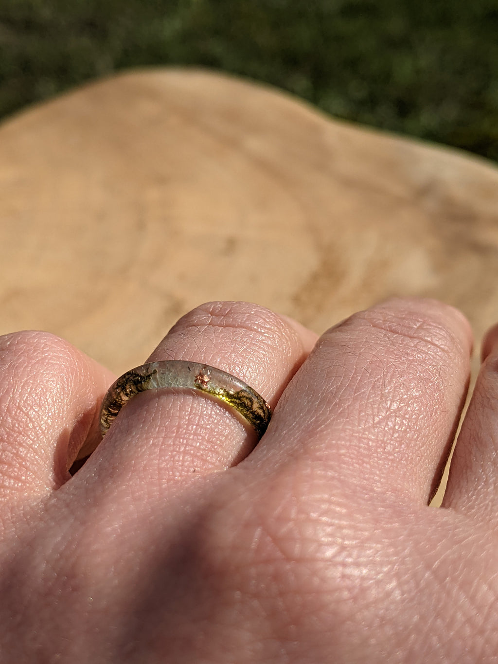 Bague fine en résine avec mousse et topaze bleue
