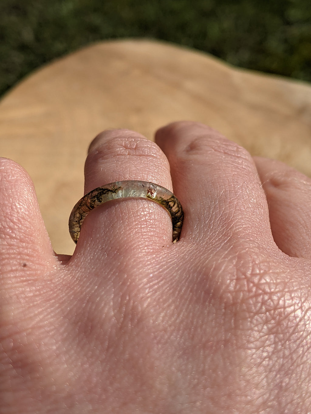 Bague fine en résine avec mousse et topaze bleue