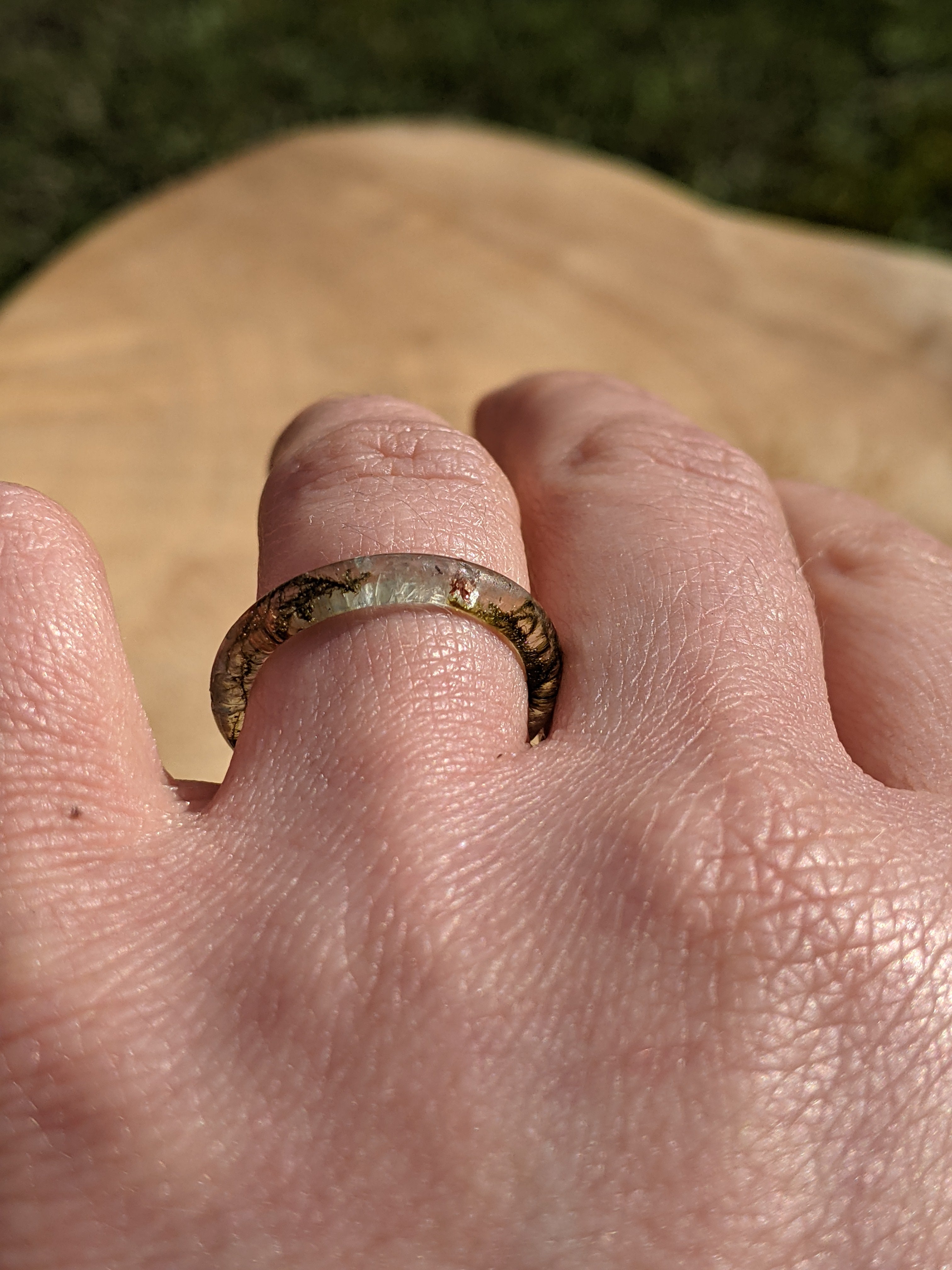 Bague fine en résine avec mousse et topaze bleue