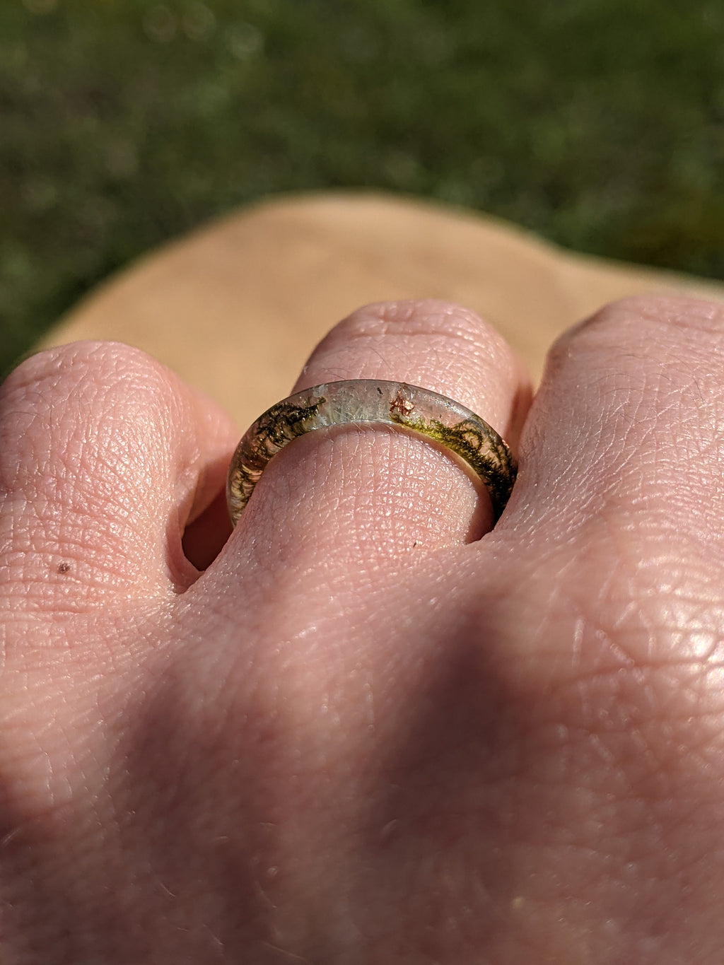 Bague fine en résine avec mousse et topaze bleue