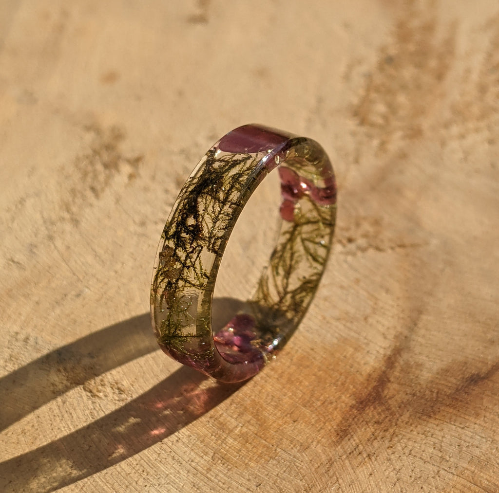 Bague en résine avec flocons de cuivre, or, mousse et grenat