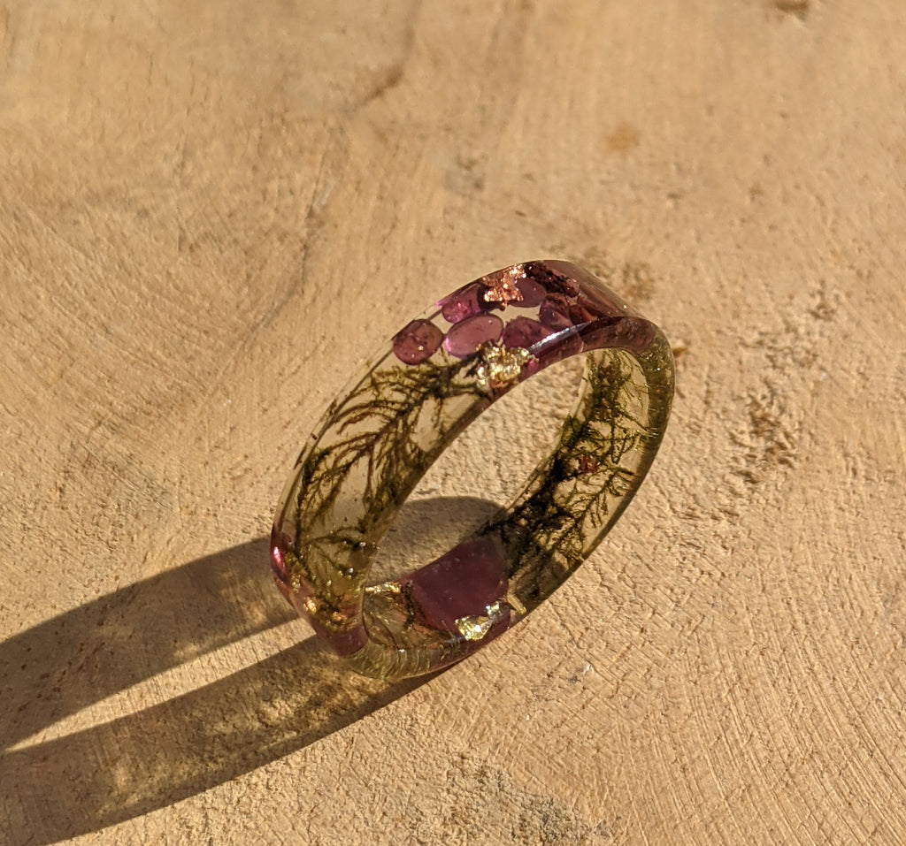 Bague en résine avec flocons de cuivre, or, mousse et grenat