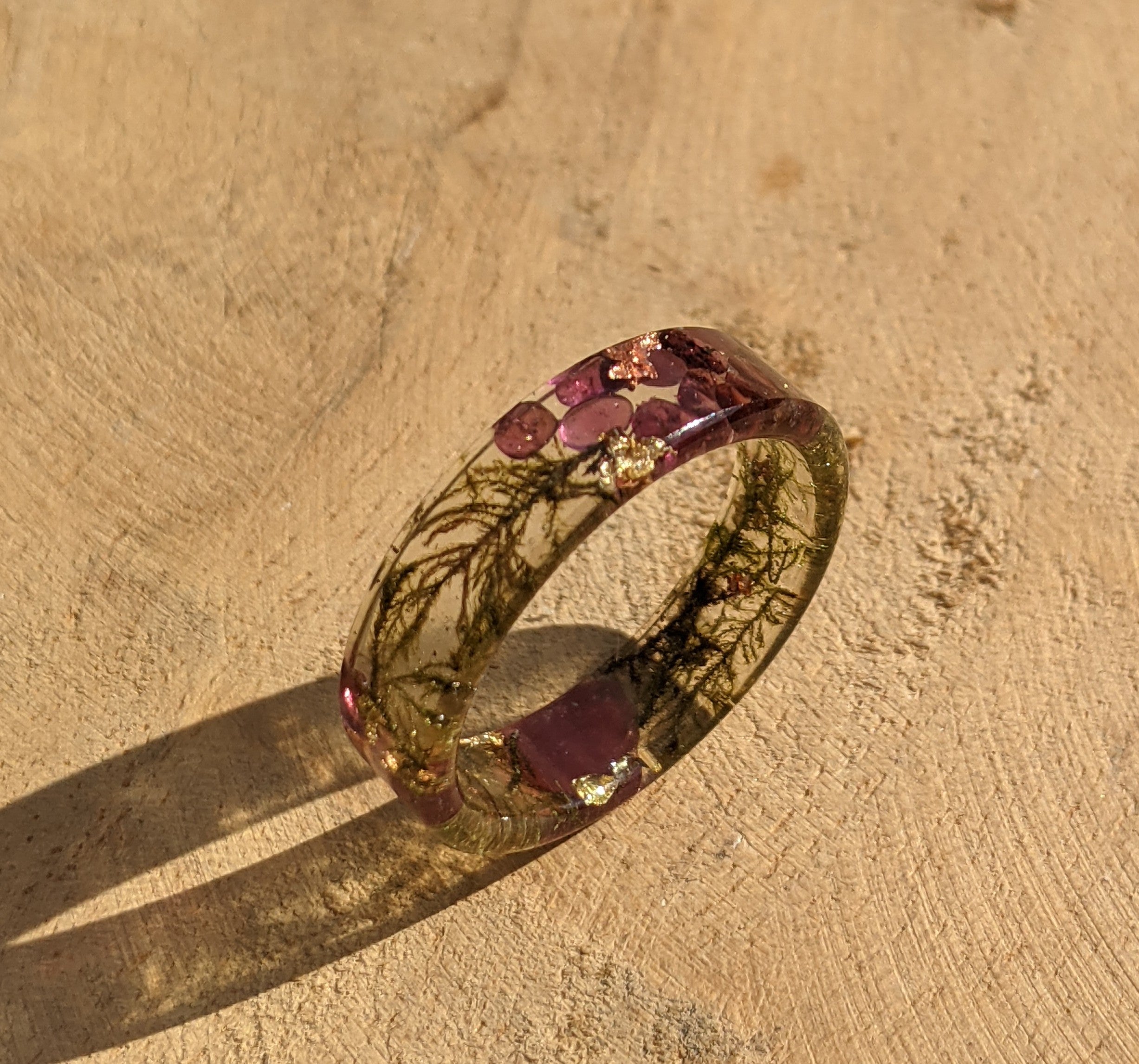 Bague en résine avec flocons de cuivre, or, mousse et grenat