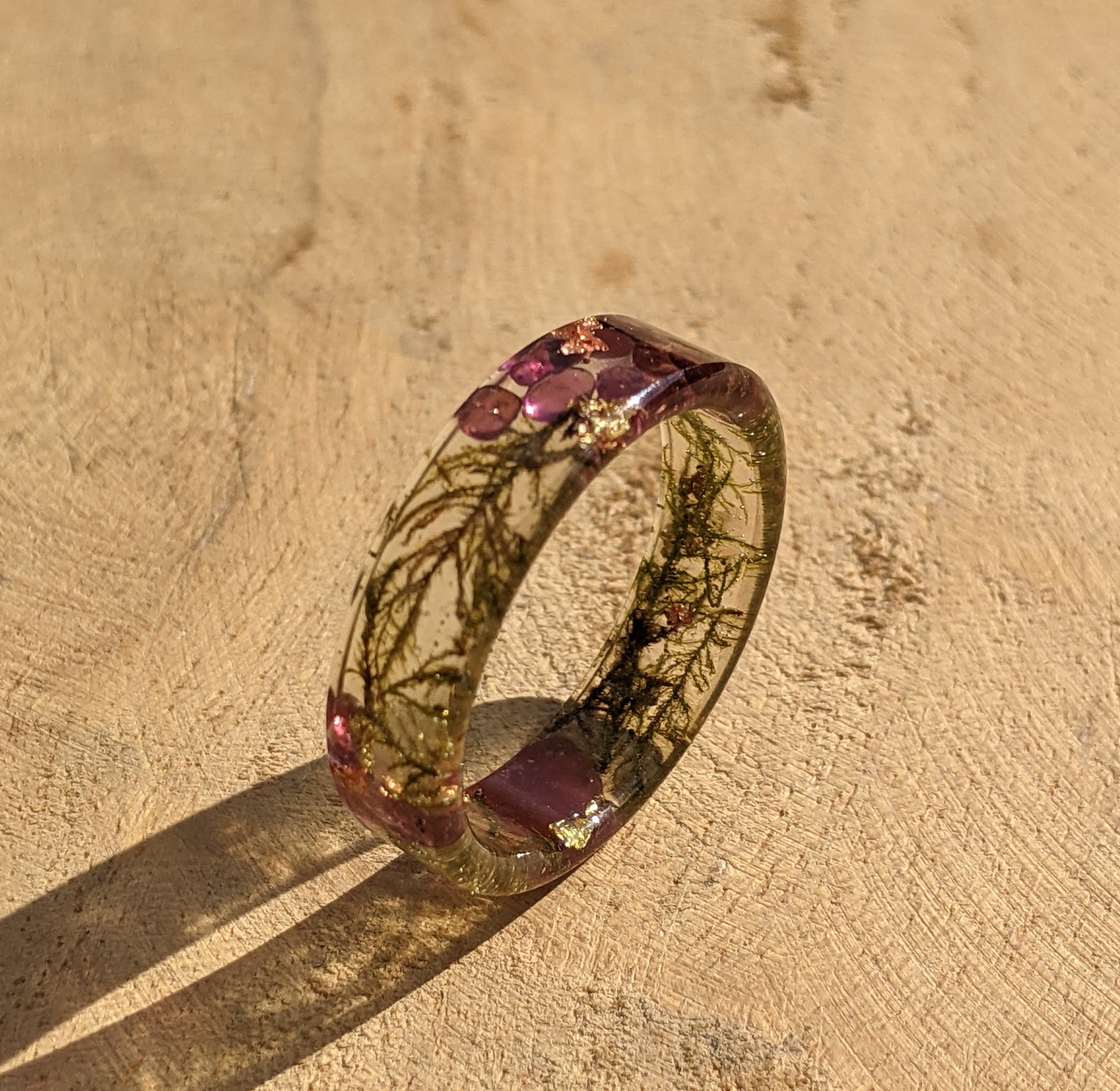 Bague en résine avec flocons de cuivre, or, mousse et grenat