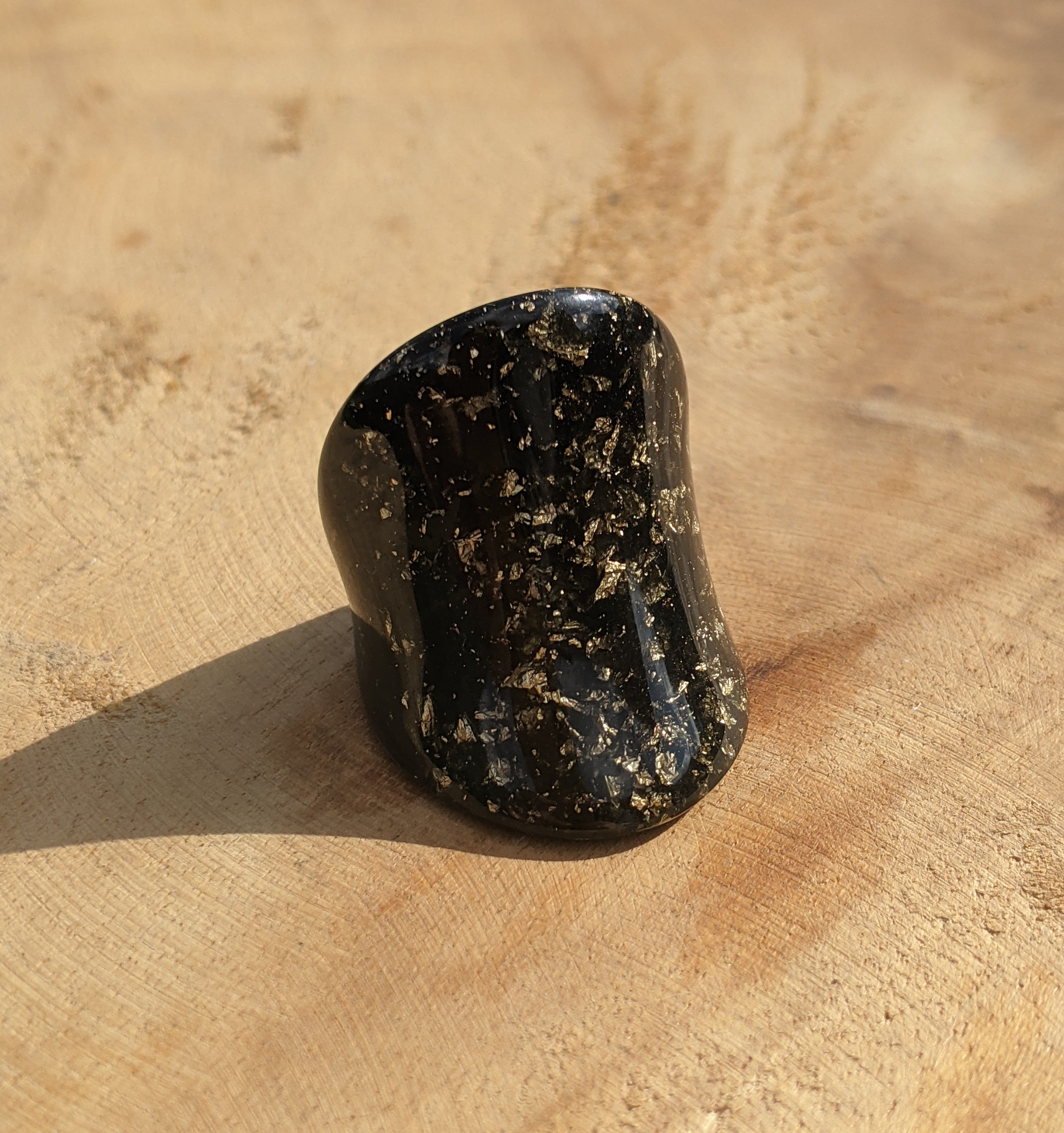 Bague large en résine avec paillettes dorées noires