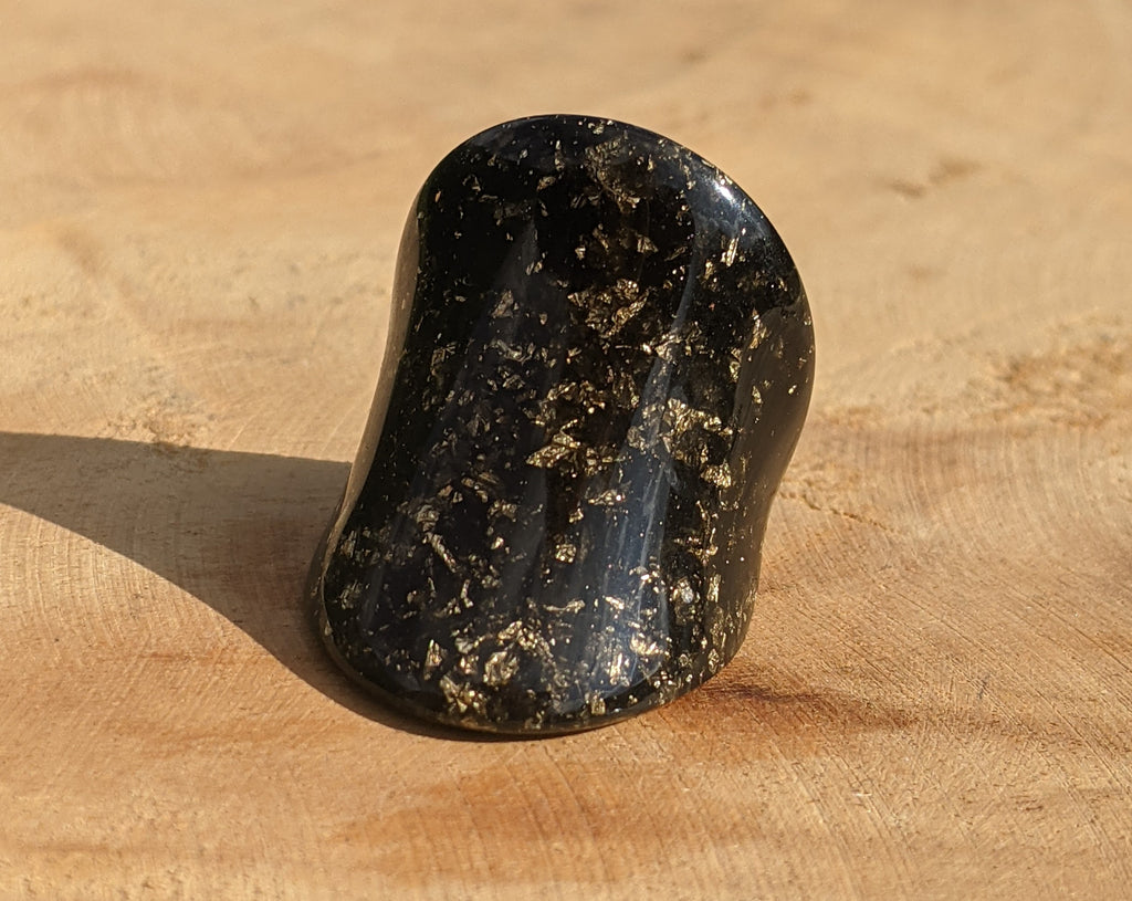 Bague large en résine avec paillettes dorées noires