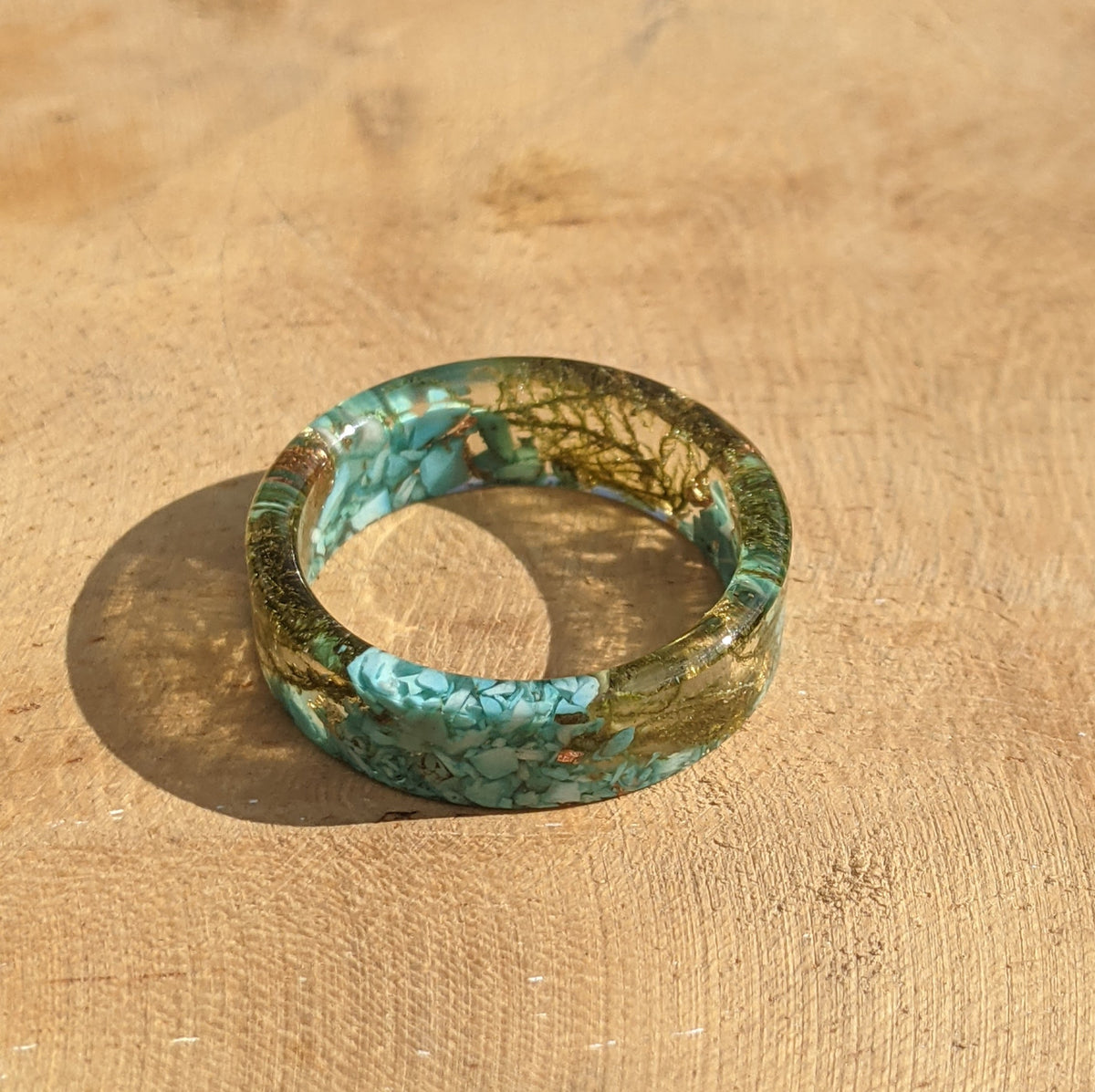 Nature inspired moss resin ring with metallic gold flakes by EL-Creations
