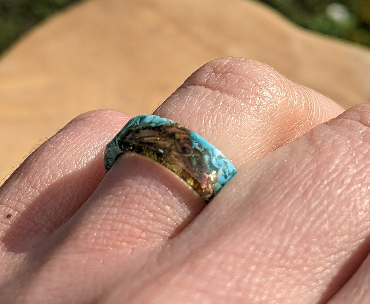 Glossy botanical resin ring with turquoise color and gold flakes by EL-Creations