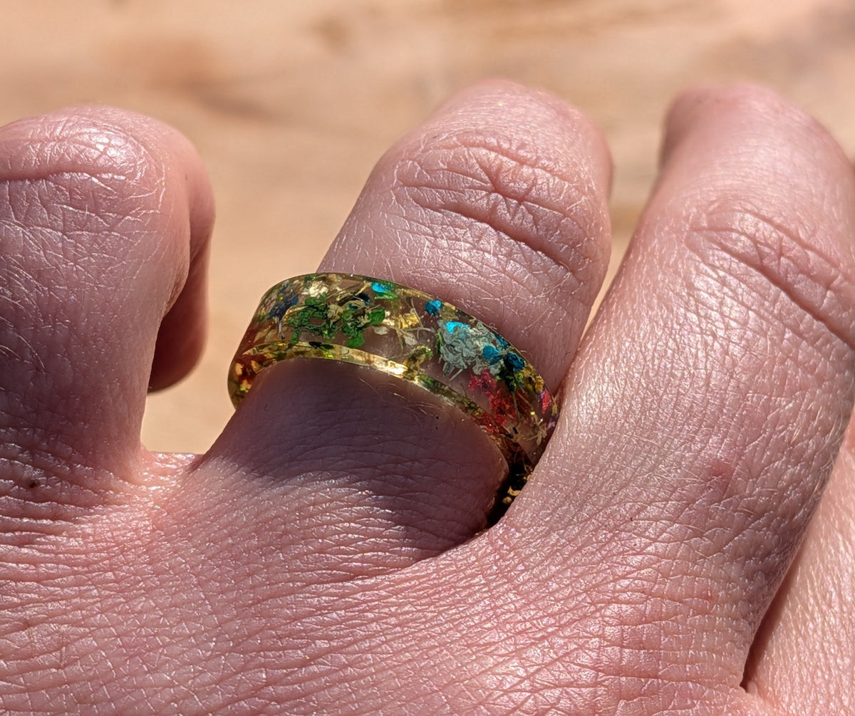 Pressed wildflower resin ring handcrafted with natural flowers by EL-Creations
