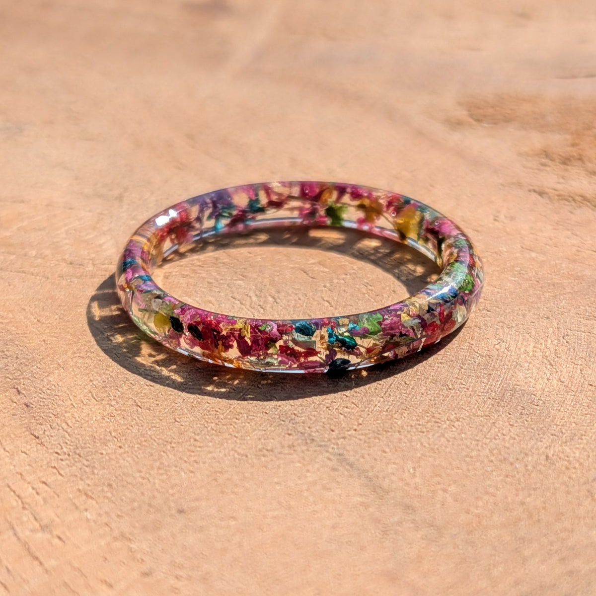 Rainbow flower resin ring with real dried flowers – EL-Creations