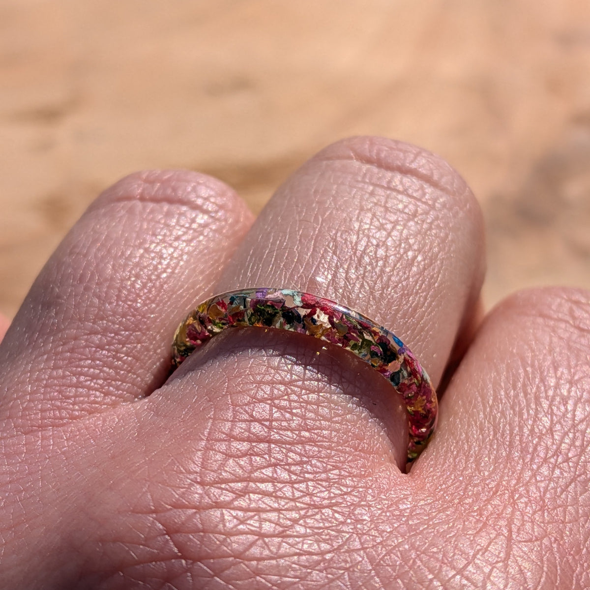Colourful botanical resin ring – EL-Creations