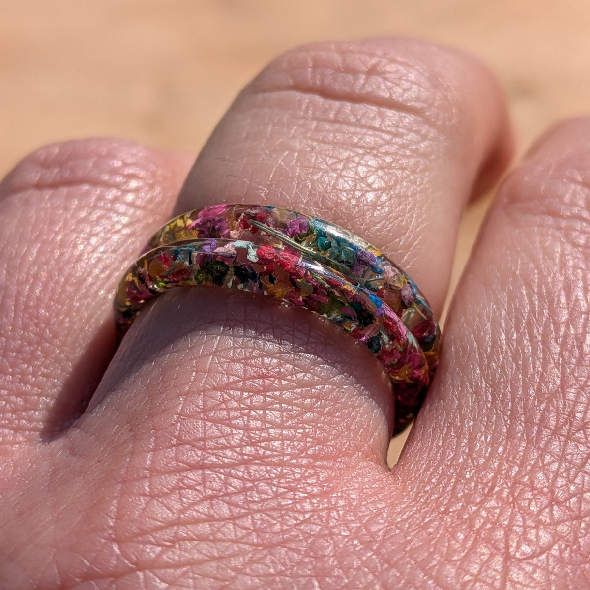 Thin rainbow resin ring with real flowers – EL-Creations