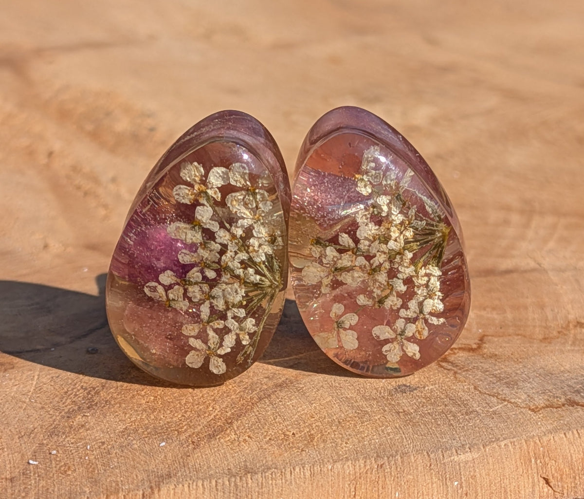 Botanical teardrop resin ear gauges with real white dried flowers and black tourmaline EL-Creations