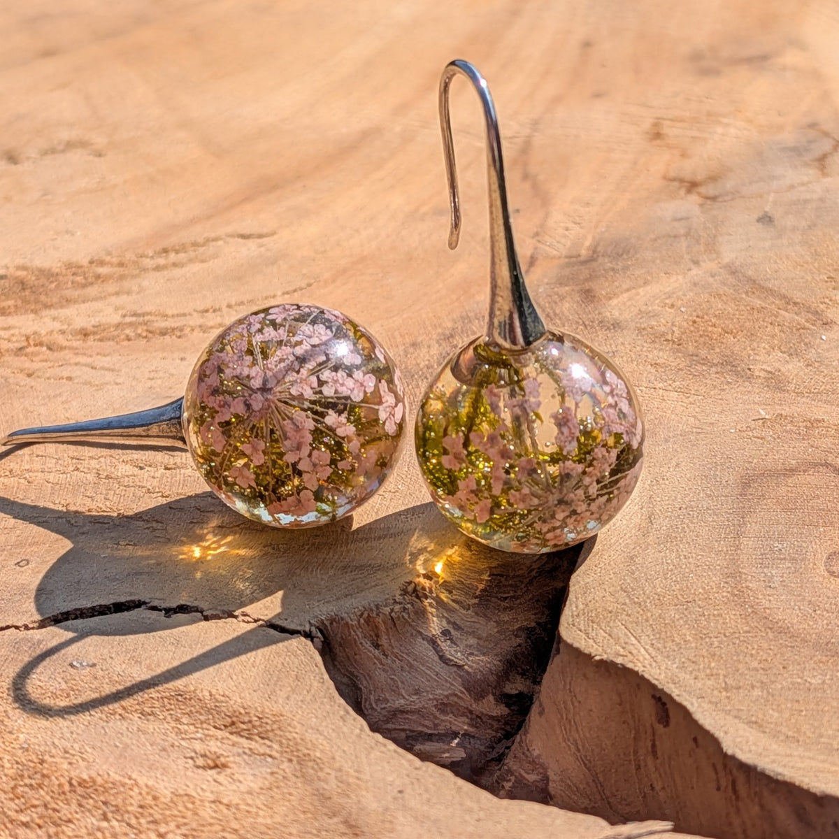 Handmade 15mm resin ball earrings with real dried white flowers and moss on brass hooks, EL Creations Belgium