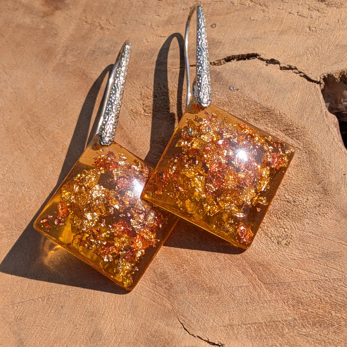 Amber resin square earrings top view, statement dangle jewelry handmade in Belgium, EL Creations