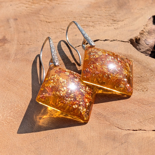 Handmade amber resin square earrings with gold and copper flakes, silver-tone textured hooks, EL Creations Belgium