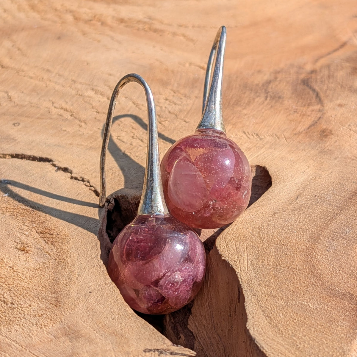 Handmade 12mm resin ball earrings with natural pink tourmaline on brass hooks, EL Creations Belgium