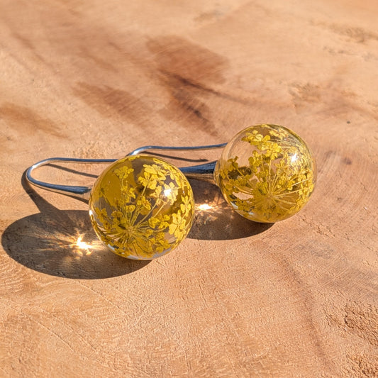 Handmade 15mm resin ball earrings with real dried yellow flowers on silver-tone hooks, EL Creations Belgium