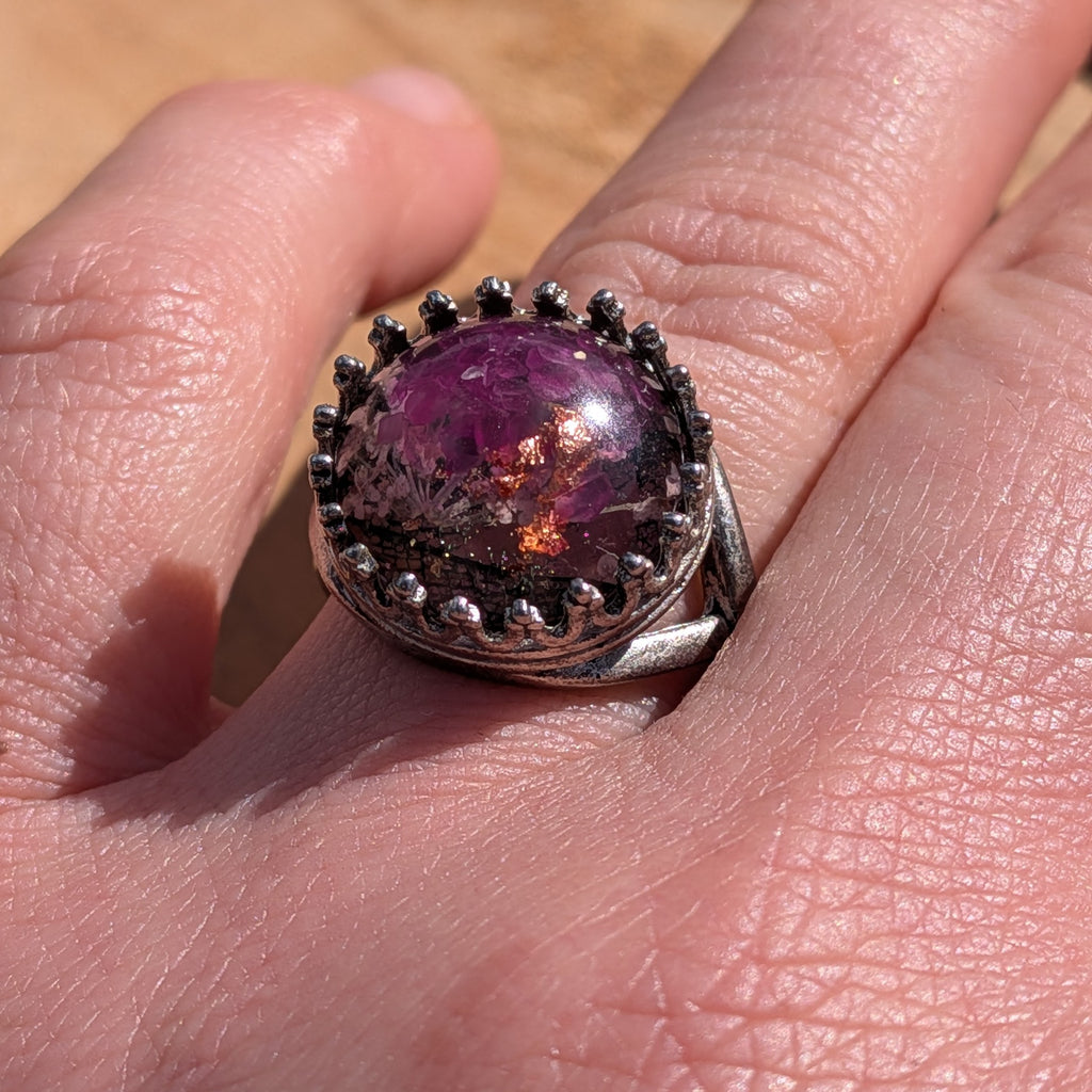 Bague en résine Fleurs violettes et paillettes cuivrées – Couronne sertie argent antique 15mm
