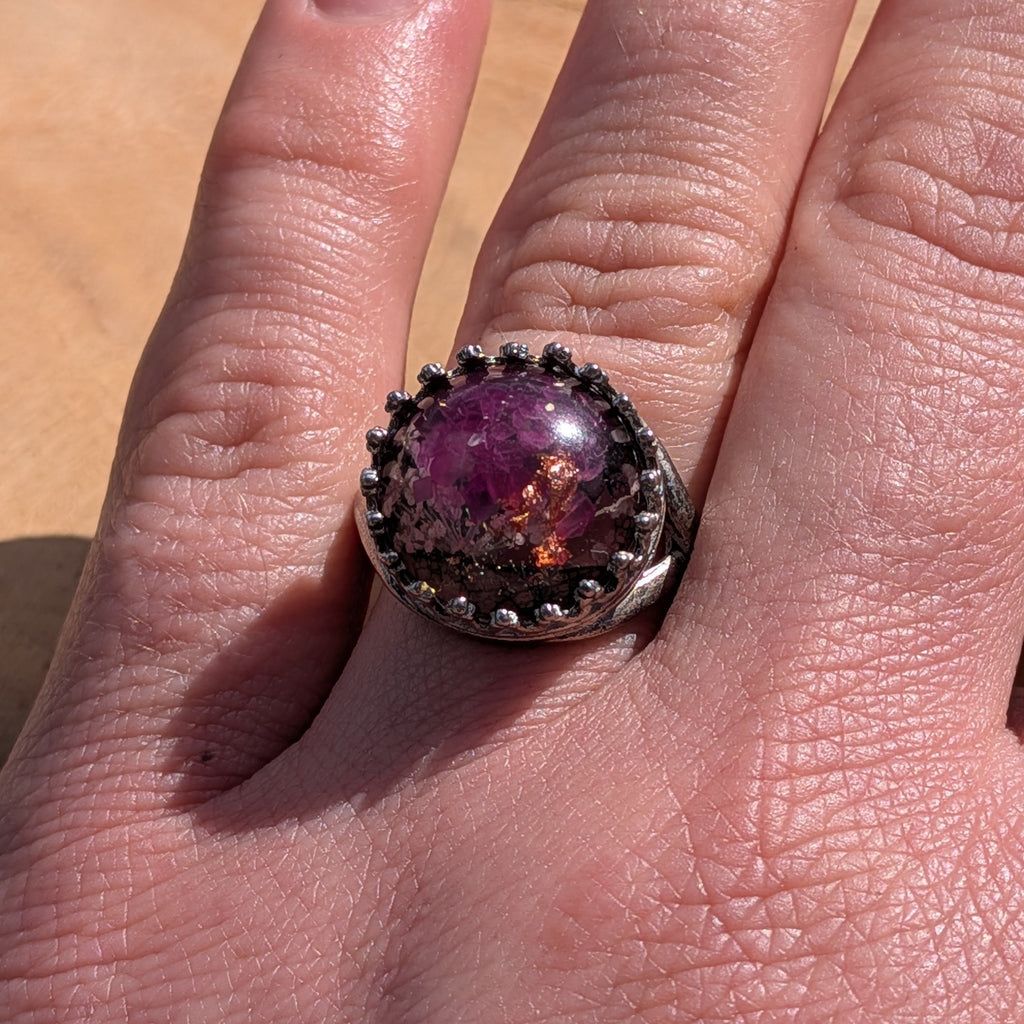 Bague en résine Fleurs violettes et paillettes cuivrées – Couronne sertie argent antique 15mm