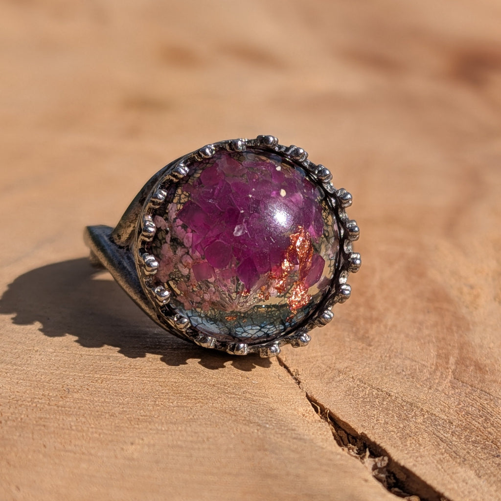 Bague en résine Fleurs violettes et paillettes cuivrées – Couronne sertie argent antique 15mm