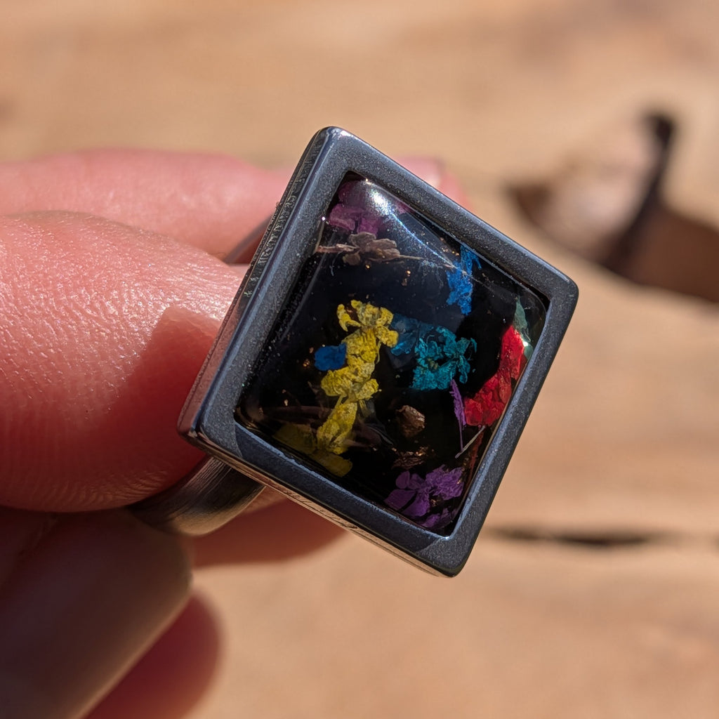 Bague en résine à fleurs séchées colorées – Acier inoxydable carré noir 15 mm
