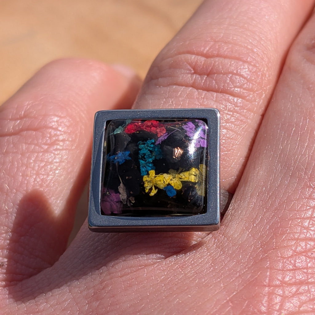 Bague en résine à fleurs séchées colorées – Acier inoxydable carré noir 15 mm