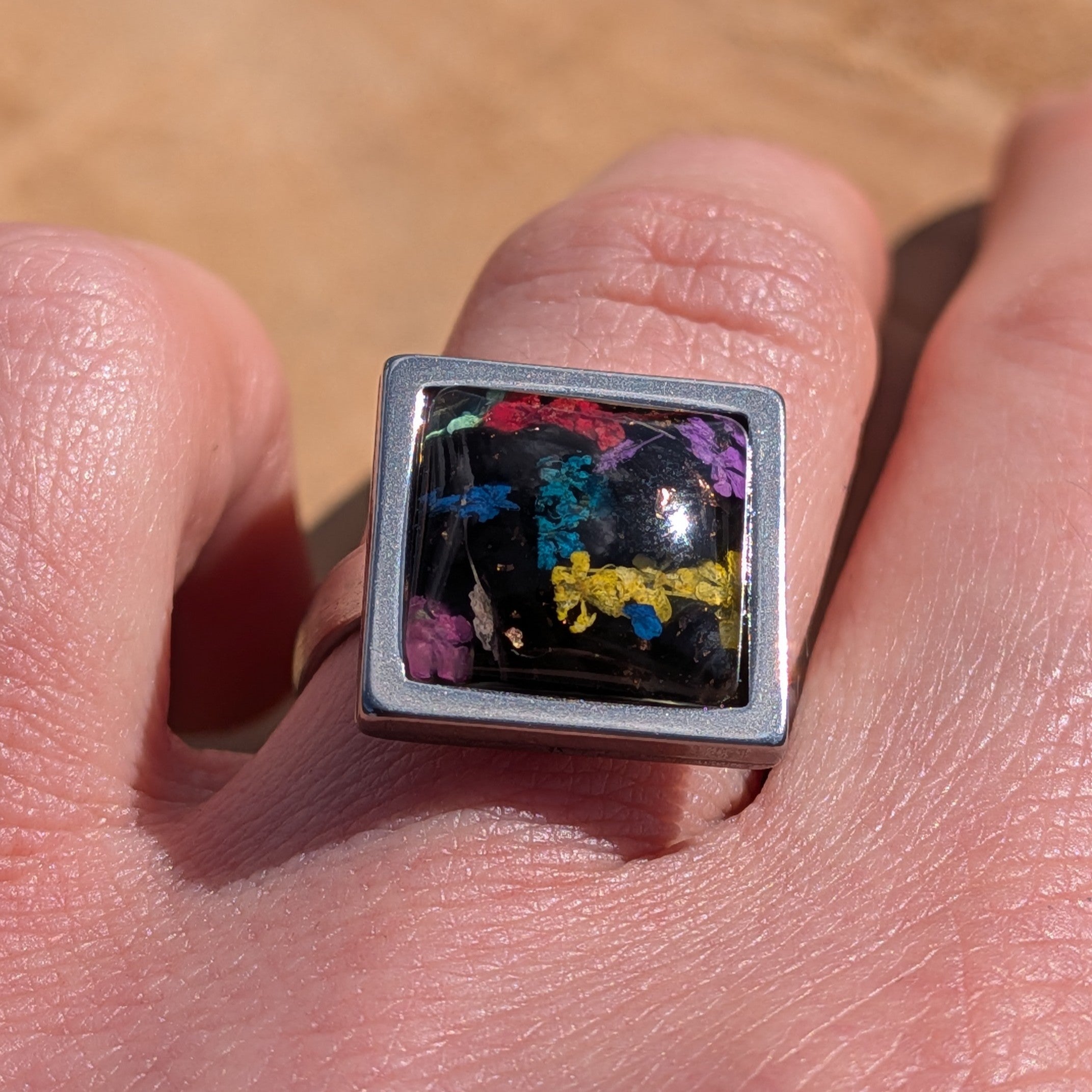 Bague en résine à fleurs séchées colorées – Acier inoxydable carré noir 15 mm
