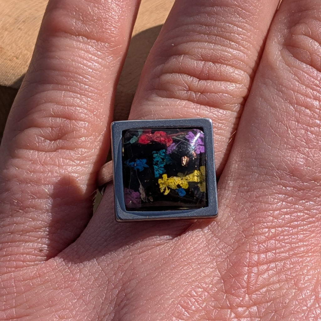 Bague en résine à fleurs séchées colorées – Acier inoxydable carré noir 15 mm