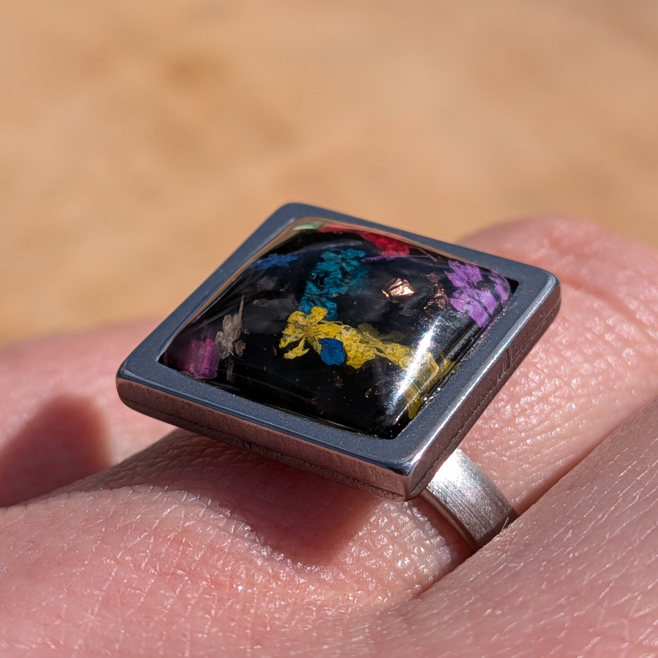 Bague en résine à fleurs séchées colorées – Acier inoxydable carré noir 15 mm