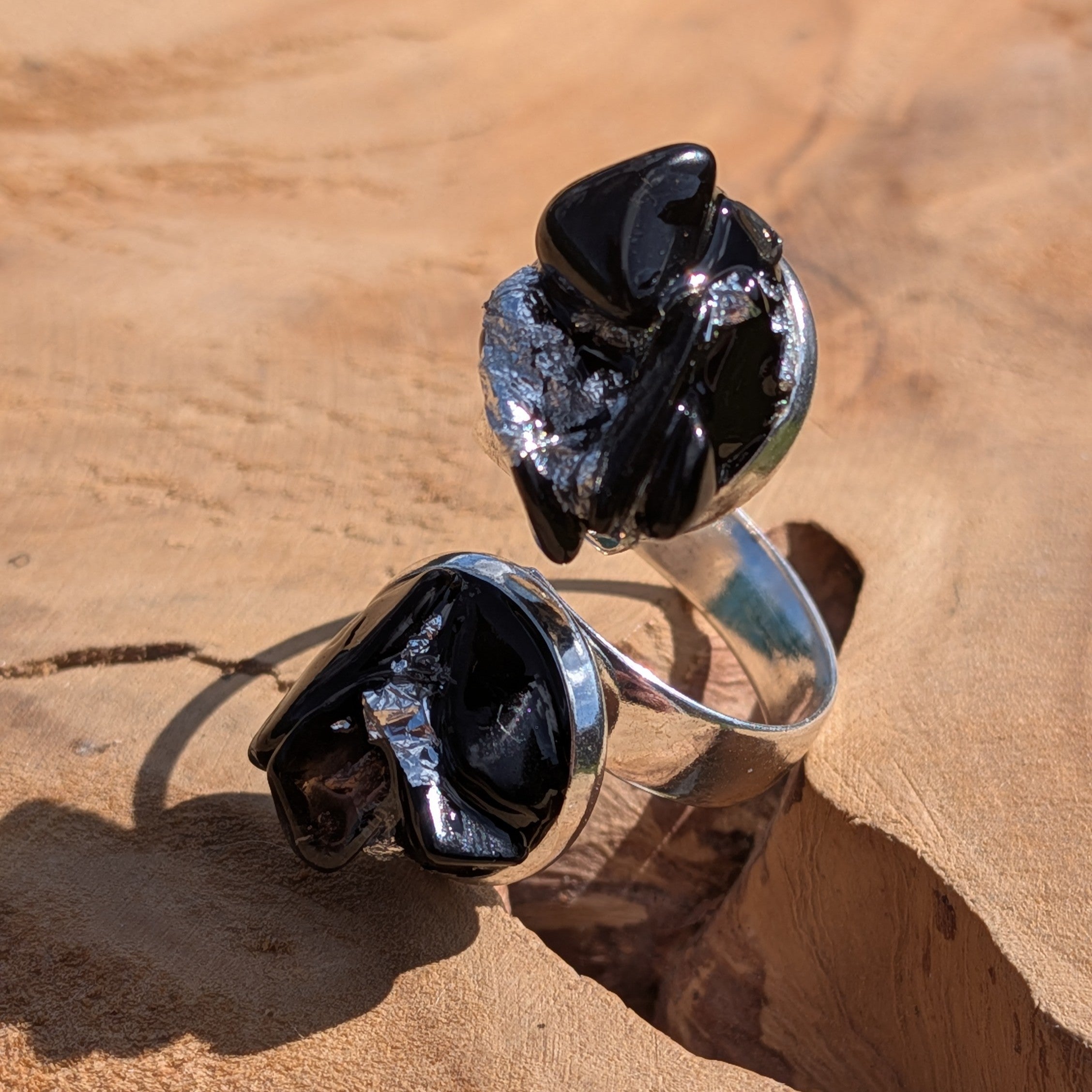 Black onyx raw stone rings worn on hand, top view, tarnish-resistant silver base – EL-Creations