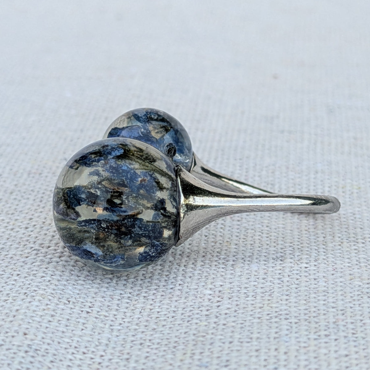 Blue flower resin ring on finger – real forget-me-not, adjustable silver-tone band – EL-CreationS