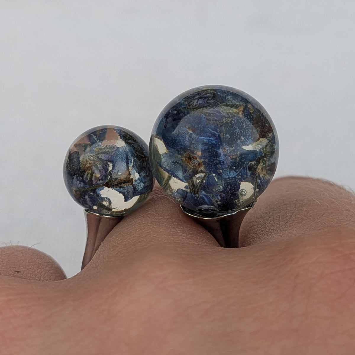 Unique handcrafted ring with preserved forget-me-not flowers in clear resin – EL-CreationS