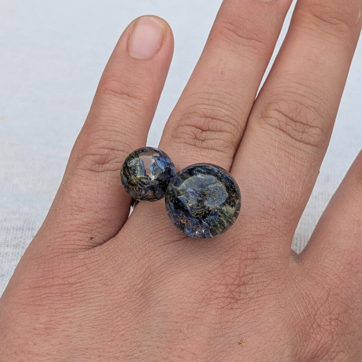 Nature-inspired resin ring with real blue forget-me-not – tarnish-free adjustable band – EL-CreationS