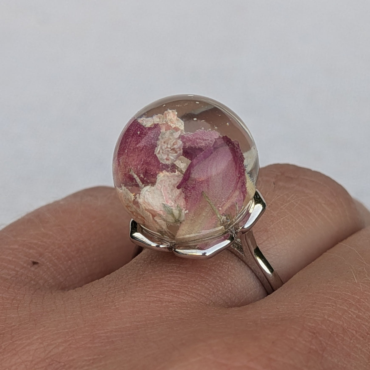 Romantic adjustable ring with real dried flowers in resin – tarnish-free jewellery alloy band – EL-CreationS