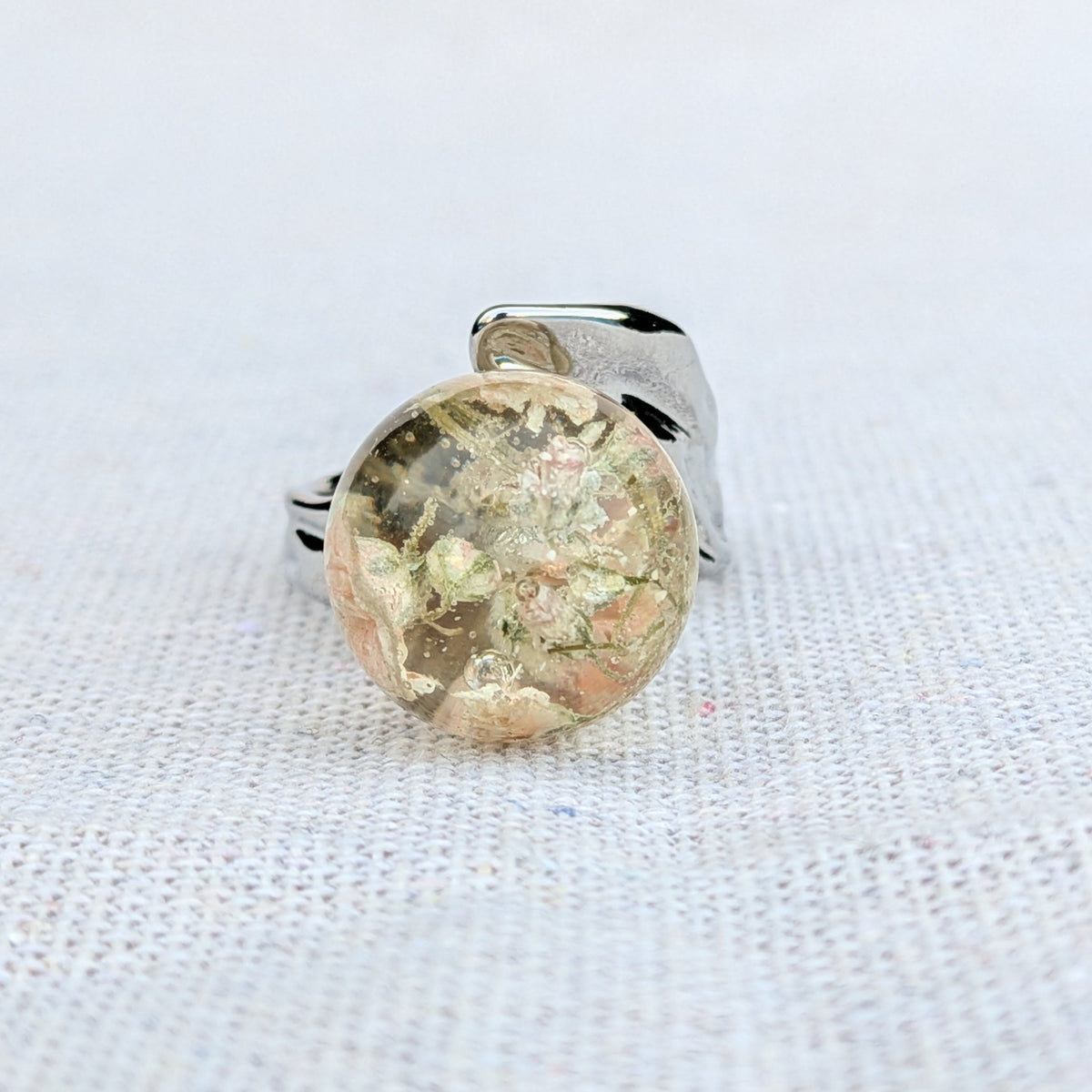 Cottagecore bridal ring – real baby's breath preserved in clear resin sphere, adjustable band – EL-CreationS