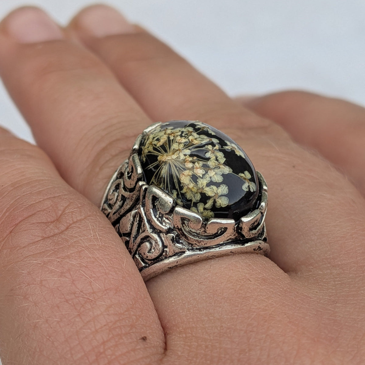 Adjustable filigree ring with black resin and real dried flowers back view showing open band – EL-Creations