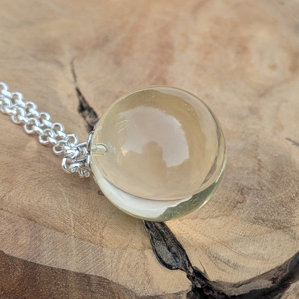 18mm clear resin ball pendant close-up showing light reflection — EL-CreationS Belgium