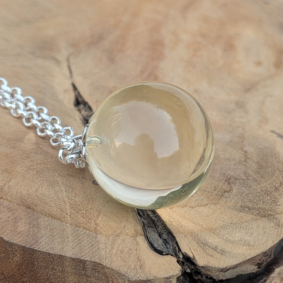 18mm clear resin ball pendant close-up showing light reflection — EL-CreationS Belgium