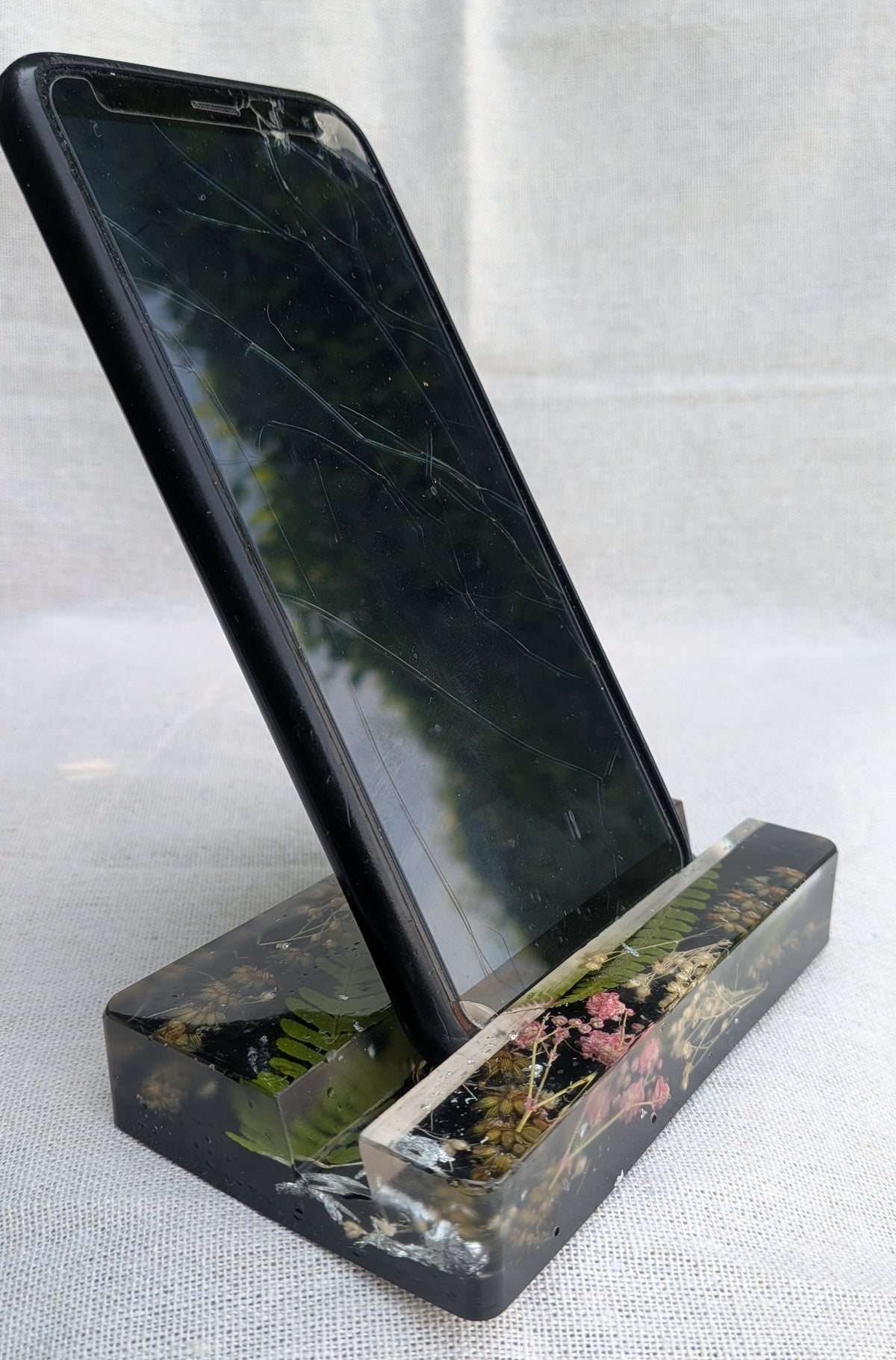 Botanical resin phone stand holding smartphone – handmade by EL-CreationS