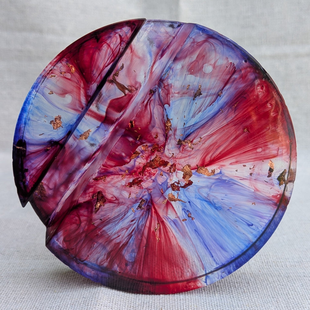 Crimson galaxy resin phone stand – handmade cosmic desk accessory – EL-CreationS