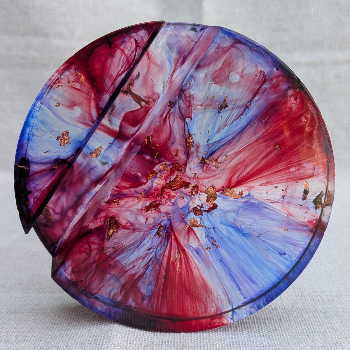 Crimson galaxy resin phone stand – handmade cosmic desk accessory – EL-CreationS