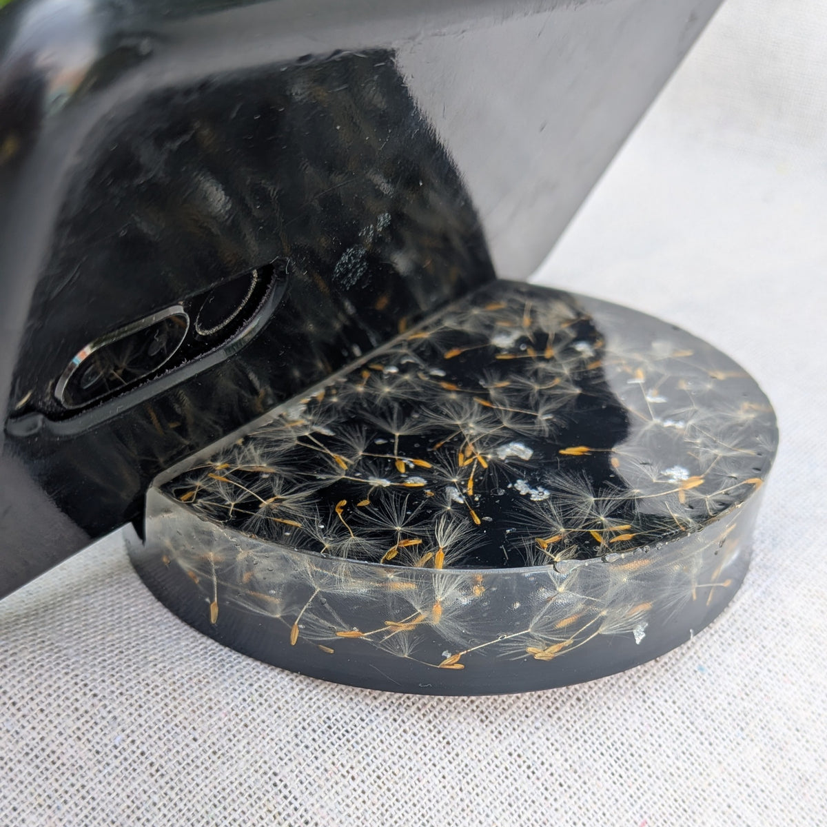 Nature-inspired resin phone stand with real dandelion – dark botanical decor for desk or bedside – EL-CreationS