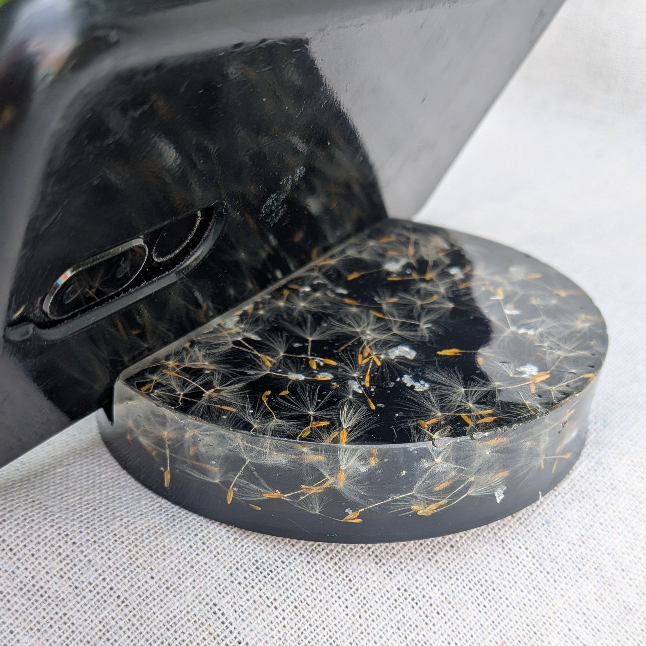 Nature-inspired resin phone stand with real dandelion – dark botanical decor for desk or bedside – EL-CreationS
