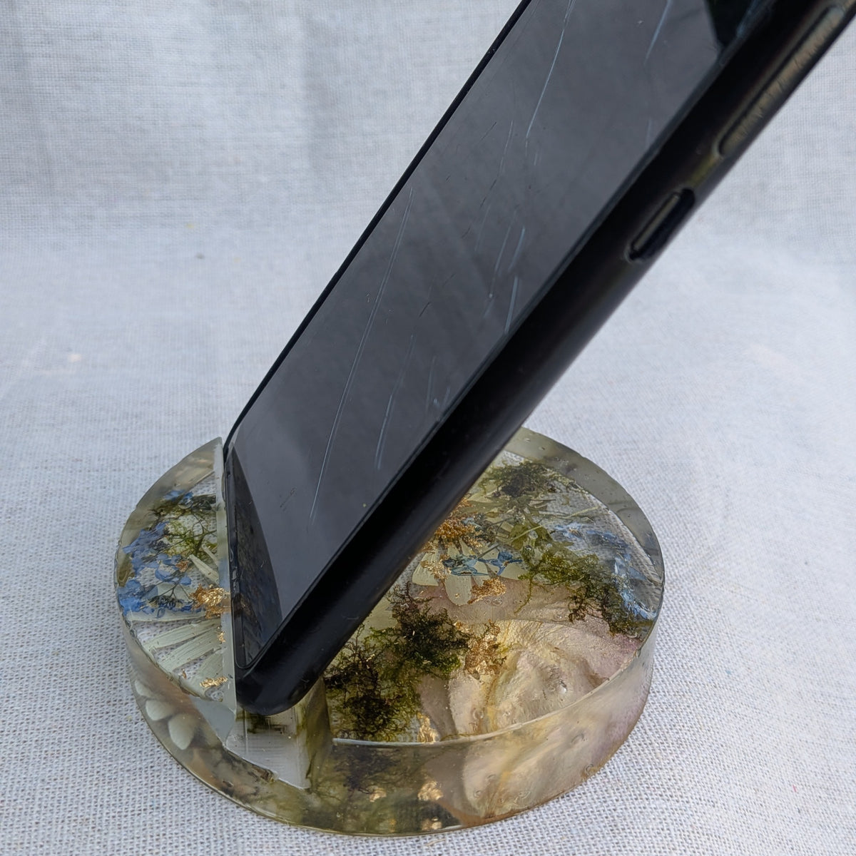 Top view of round resin phone holder with real wildflowers and moss – 10cm diameter, cottagecore home decor – EL-CreationS