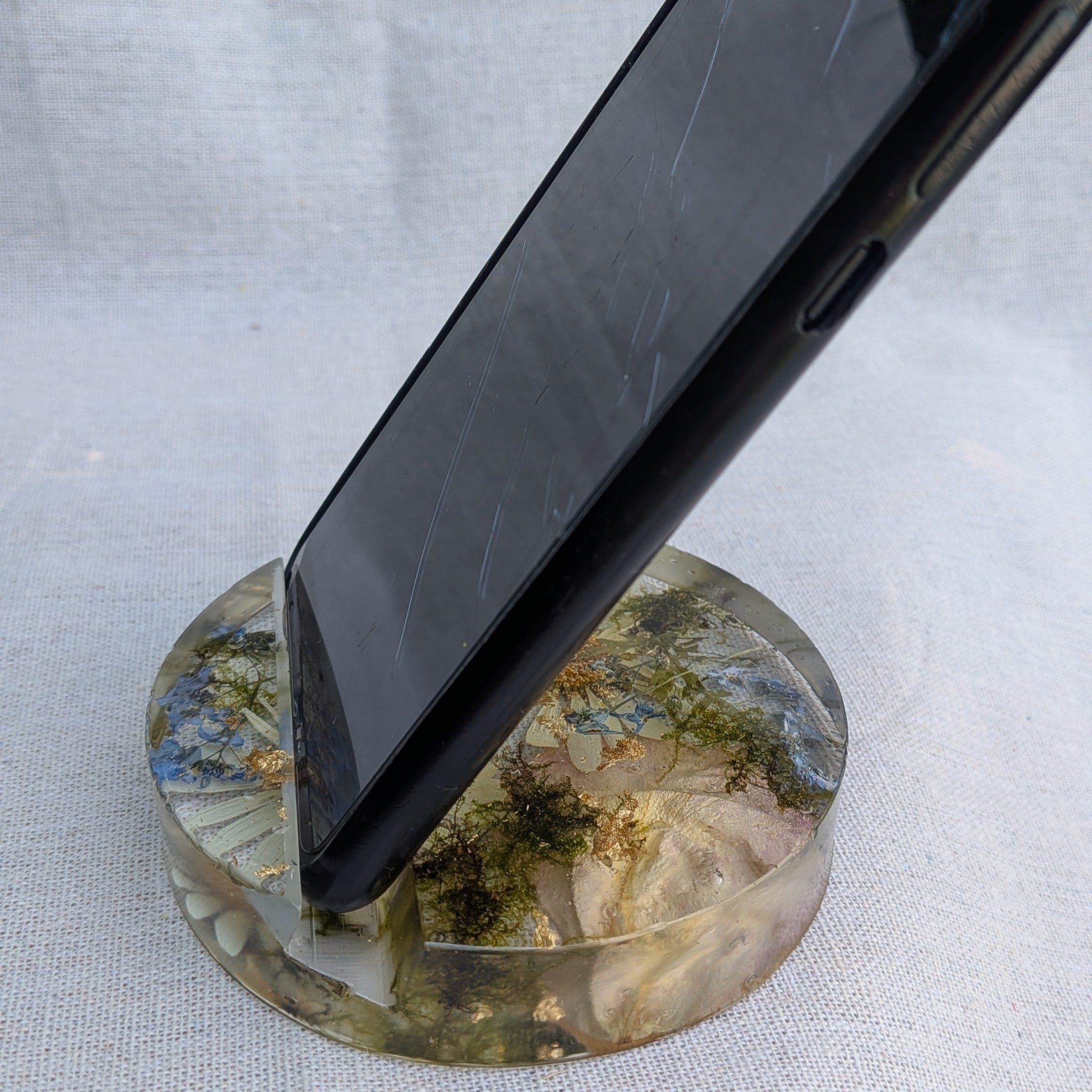 Top view of round resin phone holder with real wildflowers and moss – 10cm diameter, cottagecore home decor – EL-CreationS