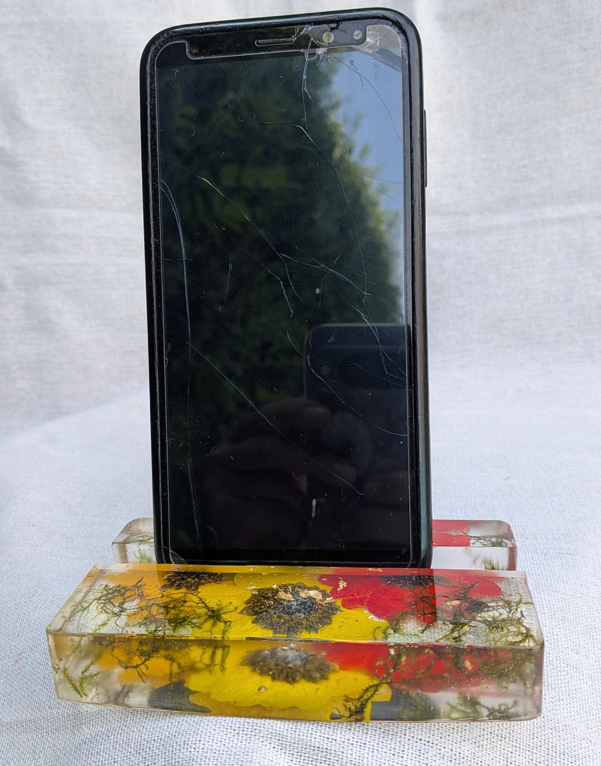 Handmade sunflower and poppy resin phone stand – unique gift for nature lovers – EL-CreationS