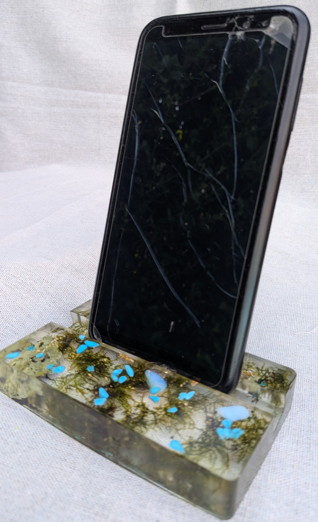 One-of-a-kind resin phone stand with real insect and natural stones – EL-CreationS